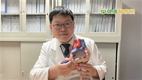 張耀庭醫師也強調，心房顫動併發症當中，最核心的隱憂是「中風」，會請高中風風險的患者服用抗凝血劑，以防中風發生。倘若服用心律不整藥物並無改善，患者可選擇以「電氣燒灼術」或「冷凍消融球囊術」進行治療。