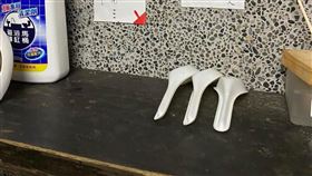 有網友在一間店上廁所時，卻發現有3支免洗湯匙。（圖／翻攝自爆廢公社 臉書）