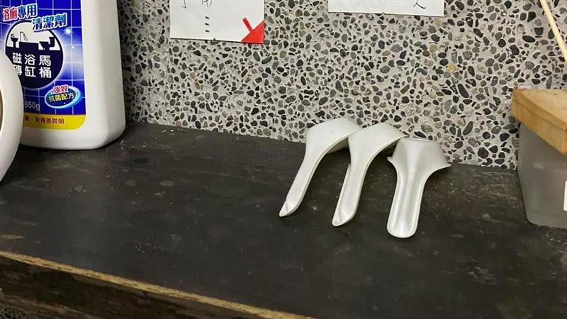 廁所驚見3免洗湯匙　店家公告全笑翻