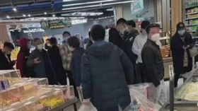 浦東一間超市湧入大批民眾瘋搶物資。（圖／翻攝自好動的奶酪微博）