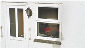 男子在家中手淫畫面全被谷歌街景車拍下。（圖／翻攝自推特）