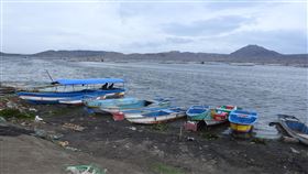 菲律賓塔爾火山周邊漁船繼26日噴發3000公尺高的蒸氣岩漿羽流後，馬尼拉都會區南方的塔爾火山27日凌晨又噴發兩次800和400公尺的蒸氣羽流，周邊社區疏散近萬名居民。圖為塔爾火山周邊的漁船，攝於2月23日。中央社記者陳妍君八打雁省攝 111年3月27日