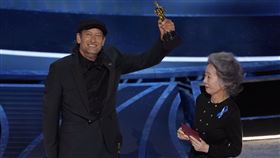 聽障演員特洛伊科特蘇爾獲得奧斯卡最佳男配角，尹汝貞貼心替他拿著獎盃。（圖／美聯社／達志影像）