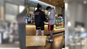 胡釋安、胡祖薇一身運動裝扮出現在內湖咖啡廳。（圖／讀者提供）