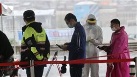 基隆警察群聚案擴大  員警全面採檢（2）基隆小吃店衍生警察群聚擴大，累計27人染疫，中央流行疫情指揮中心表示，基隆所有員警27日進行全面採檢。中央社記者張皓安攝  111年3月27日