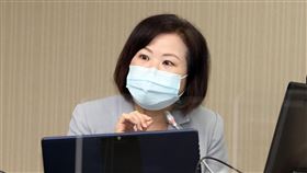 許銘春立法院備詢勞動部長許銘春1日在立法院備詢表示，因本土疫情趨緩和產業缺工，已研擬引進移工專案，勞動部會以接種疫苗、來源國疫情、雇主防疫準備等條件做為排序積分；方案已交給中央流行疫情指揮中心待核定。中央社記者郭日曉攝  110年11月1日