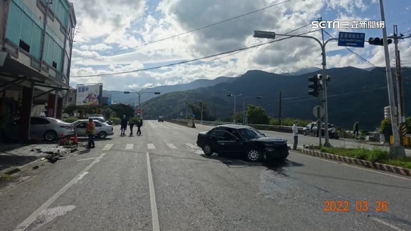 轎車搶快左轉遭撞　駕駛頭部重創送醫