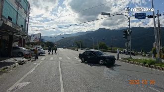 轎車搶快左轉遭撞　駕駛頭部重創送醫