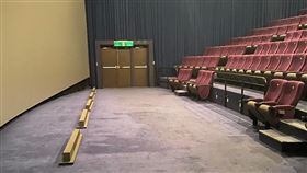 網友好奇問電影廳螢幕前方的長方形物體是什麼用途。（圖／翻攝自爆廢公社公開版臉書）