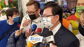 鄭文燦：大潭電廠移工團進團出工作桃園市大潭電廠擴建工程有多名移工確診，桃園市長鄭文燦（右）27日表示，移工住在新竹縣新豐鄉宿舍，搭乘交通車以團進團出方式前往大潭電廠工作。中央社記者王鴻國攝  111年3月27日