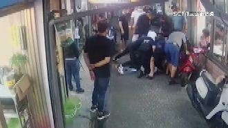 見警追通緝犯　吃火鍋民眾丟碗筷壓制