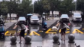 女子拿安全帽砸路邊的水泥柱。（圖／翻攝自爆廢公社公開版 臉書）