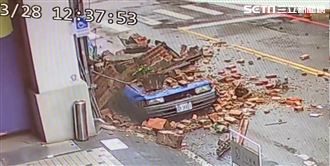 台中危樓倒塌畫面曝！土石雨淹沒轎車