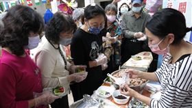 ▲日本新住民中辻小緒里現場教學如何捏製卡哇伊紅豆飯糰。（圖／移民署提供）