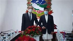 中國國務委員兼外交部長王毅（左）近日訪問尼泊爾，在加德滿都與尼泊爾外交部長卡德加（右）會談後，中尼簽署9大協議無一涉及一帶一路。（圖／翻攝自中國外交部網頁fmprc.gov.cn）
