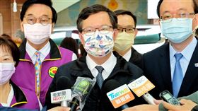 大潭電廠群聚感染  鄭文燦盼快速嚴謹建防火牆台電大潭電廠工程爆發群聚感染，桃園市長鄭文燦（前中）28日受訪表示，在擴大匡列採檢後有發現新增個案，希望用最快速度、最嚴謹的標準建立防火牆，下午會說明新增個案情況。中央社記者吳睿騏桃園攝  111年3月28日