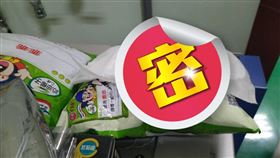 原PO發現機台除了乖乖之外，還放有衛生棉。（圖／翻攝自《爆廢公社》）