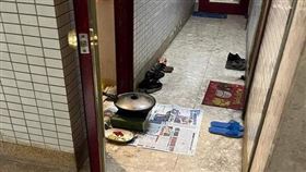 在走廊煮飯（圖／翻攝自爆料公社）