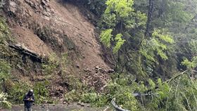 台8線梨山路段坍方  公路總局搶通台中市和平區台8線86公里梨山路段28日上午發生邊坡大面積坍方，公路總局派員搶修，目前已恢復通車。（民眾提供）中央社記者趙麗妍傳真  111年3月28日