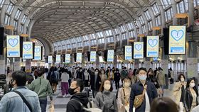 日本新增逾4萬確診病例 比上週同日增約3700人日本境內COVID-19（2019冠狀病毒疾病）27日新增4萬3365例確診病例，比上週同一天（3月20日）增約3700例，連兩天本週比上週同一天多。中央社記者楊明珠東京攝 111年3月27日
