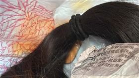 原PO表示5年前失戀的頭髮，放在抽屜不知道怎麼處理。（圖／翻攝自《爆廢公社》）