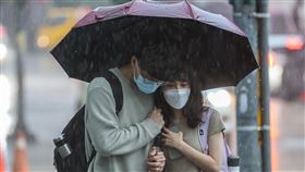北市午後間歇大雨  民眾撐傘避雨中央氣象局26日下午將大雨特報範圍擴大至中部以北等10縣市，提醒民眾除注意瞬間大雨外，還要小心雷擊及強陣。台北市信義區街頭午後下起間歇大雨，風勢也不小，街頭民眾共撐一把傘躲雨。中央社記者鄭清元攝　111年3月26日