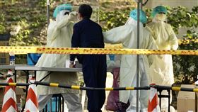 高雄港118號碼頭設置快篩站（2）高雄市24日新增8例COVID-19（2019冠狀病毒疾病）本土確診案例，均與高雄港傳播鏈有關。高市府採取擴大篩檢方式，並在高雄118號碼頭外設篩檢站，呼籲民眾盡快施打疫苗，保護自己和家人。中央社記者董俊志攝  111年1月24日