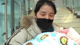 ▲早產雙胞胎命懸一線，龐大醫藥費讓父母只能心痛用抓鬮二選一。（圖／翻攝自大象新聞）