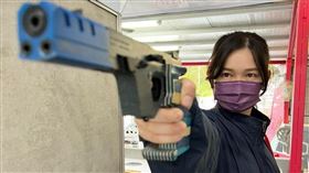 美女醫師吳欣岱表示，有正義感的正常大人，看盡黑暗面和很多「比老師壞一百倍的人」之後，該做的應該不是在小朋友受到挫折的時候講風涼話吧？（圖／翻攝自吳欣岱臉書）