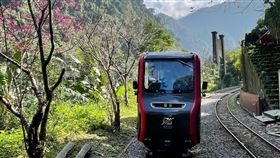 新版的烏來台車保留經典設計，融合在地動、植物，將代表性的杜鵑花彩繪於車身上。（圖／翻攝自林務局-森活情報站）