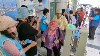搶領旗津券！民眾奔下船「再搭一次」