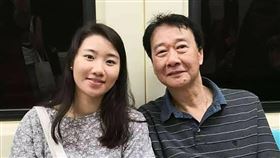 曾慶暉與愛女感情甚篤衛福部嘉義醫院麻醉科主任曾慶暉（右）與在韓國讀書女兒感情甚篤，天天視訊通話，沒想到女兒28歲的青春年華竟因一場酒駕車禍而畫下休止符。　（曾慶暉提供）　中央社記者姜宜菁傳真　109年11月24日