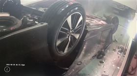 ▲台北市大同區離譜意外，一輛轎車衝破停車塔鐵捲門，升降梯還沒就定位，轎車180度翻落。（圖／翻攝畫面）
