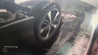 嚇死！北市轎車180度翻肚墜停車塔