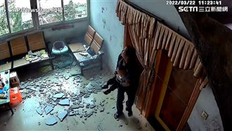 老人突聽怪聲　抱孫逃離現場