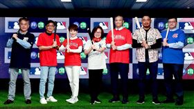 華視第2年轉播美職賽事  4/8提前播出華視轉播美職進入第2年，29日舉辦「美國職棒看華視」記者會；為響應觀眾需求，華視宣布提前於4月8日轉播開幕戰由休士頓太空人對上洛杉磯天使的賽事，今年轉播陣容包括主播錢定遠（左2）、球評潘忠韋（右3）等人。中為公廣集團董事長陳郁秀。（華視提供）中央社記者楊啟芳傳真  111年3月29日