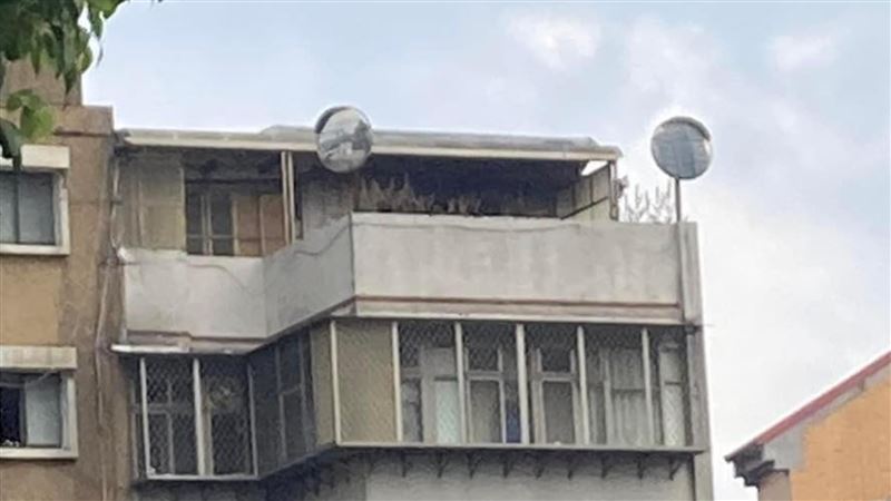 驚見陽台掛2反光鏡　網嚇：煞氣很重