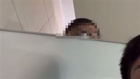 男衝市府轉運站上廁所　抬頭見「整張人臉」嚇傻：被偷窺！