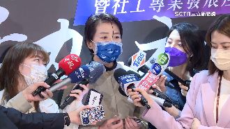 惹爭議！黃珊珊遭爆「脫罩上台唱歌」