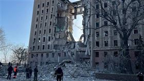 飛彈炸出「驚天巨洞」！烏克蘭大樓慘遇襲　沙堆拖出2遺體（圖／翻攝自@mykolaivskaODA　Telegram）