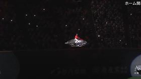 ▲日本火腿監督新庄剛志搭飛行器入場。（圖／截自太平洋聯盟TV）