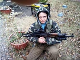 ▲俄羅斯女狙擊手伊琳娜被封為最強「女狙神」，身揹40條烏克蘭軍人、平民性命，27日在烏東地區因受傷被同袍丟在戰場遭俘虜。（圖／翻攝自烏克蘭武裝部隊推特）