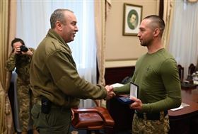 ▲赫里柏夫從州長手中接過勳章。（圖／翻攝自烏克蘭國防部推特）