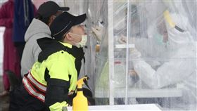 基隆警察群聚案擴大  員警全面採檢（1）基隆小吃店衍生警察群聚擴大，累計27人染疫，基隆警局4分局全淪陷。中央流行疫情指揮中心表示，27日對基隆所有員警進行全面採檢。中央社記者張皓安攝  111年3月27日