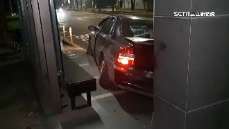 逆向行駛秒被警盯　男自撞公車站被逮