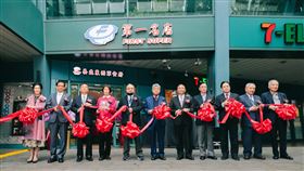 ▲（圖左至右）台北醫學大學護理學院院長周桂如、國立台北大學校友總會理事長林錫埼、總統府國策顧問廖全平、總統府國策顧問紀政、前台中市長胡志強、第一名店股份有限公司董事長王義郎、中央畜產會董事長林聰賢、前財政部部長李述德、新北捷運公司董事長吳明機、合璧工業股份有限公司董事長詹其力、上海銀行前總經理周慶雄（圖／業者提供）