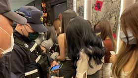 ▲疫苗數位證明上路，大安分局員警臨檢八大行業場所，要求檢視數位疫苗證明或小黃卡。（圖／翻攝畫面）