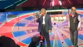 ▲柯文哲脫罩爽k歌。（圖／翻攝四叉貓臉書）
