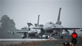 空軍第4聯隊機號「6650」F-16V戰機，11日由飛行官陳奕上尉駕機執行例行性訓練任務，不幸失事墜海，空軍當日下令同機型停飛進行「天安特檢」至今事發已超過一週，今（20）日F-16型戰機全面復飛。（圖／翻攝自「國防部發言人」臉書粉專）