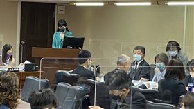 陳時中在立院報告部分草案後，9點40分隨即告假離開，表示「有防疫會議要開」，讓人擔心是否疫情爆發。（圖／記者簡浩正攝影）